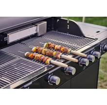 Grill mit Fleischspießen auf dem Grillrost