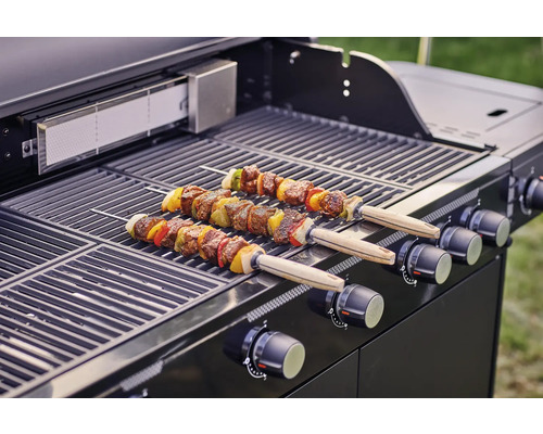 Grill mit Fleischspießen auf dem Grillrost