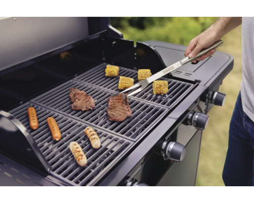 Scène de barbecue avec steaks, saucisses et épis de maïs sur une grille