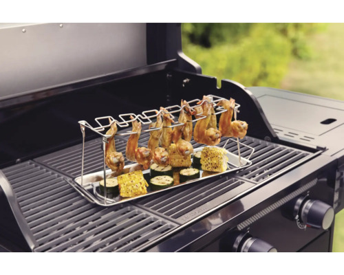 Grill mat Pouletflügelen a Geméis am Halter