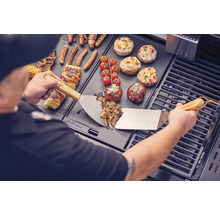 Plaque de cuisson avec divers aliments et ustensiles de barbecue