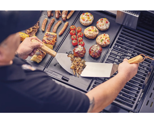 Plaque de cuisson avec divers aliments et ustensiles de barbecue