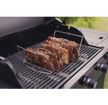 Gasgrill mit Spareribs im Rippchenhalter