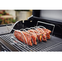 Schweinerippchen im Rippchenhalter auf einem Grill