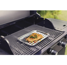 Grill mit Fischfilet auf einer Platte