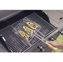 Fisch in einem Grillkorb auf einem Gasgrill