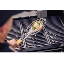 Fisch in Grillkorb auf Grill
