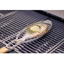 Gegrillter Fisch mit Zitrone in Grillzange auf Grillrost