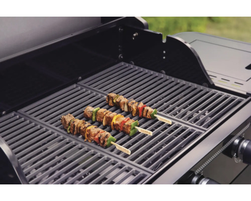 Drei Fleischspieße auf einem Grillrost.