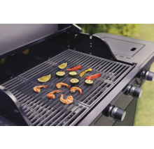 Grill mit Grillmatte, Garnelen, Zucchini, Paprika und Limetten