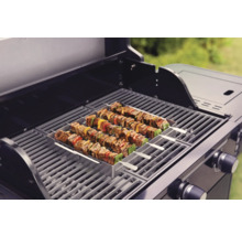 Grill mit Schaschlikspießen im Grillgestell