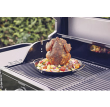 Poulet grillé avec des légumes dans une poêle sur un barbecue
