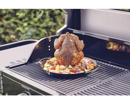 Poulet grillé avec des légumes dans une poêle sur un barbecue