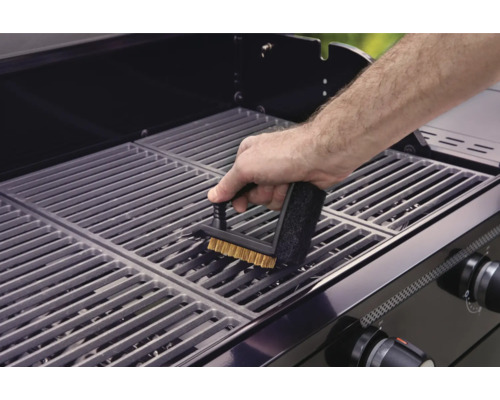 Nettoyage d''une surface de gril avec une brosse de gril