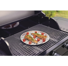 Grill mit Grillgut auf Alufolie