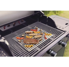 Grill mit Grillgut und Grillmatte