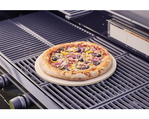 Pizza auf Pizzastein auf einem Grill