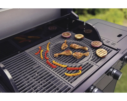 Grill mit Hähnchenkeulen, Zwiebeln und Paprika auf dem Rost