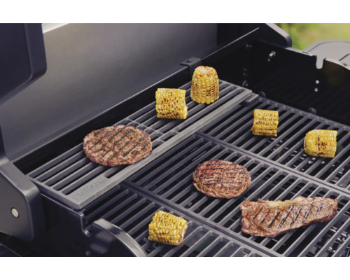 Grill mit Grillgut wie Burger, Steak und Mais