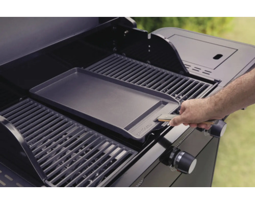Barbecue avec plaque de cuisson en utilisation