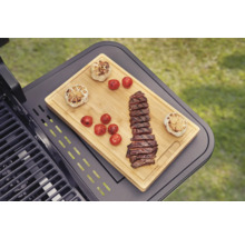 Grill avec planche à découper, ail, tomates et steak tranché