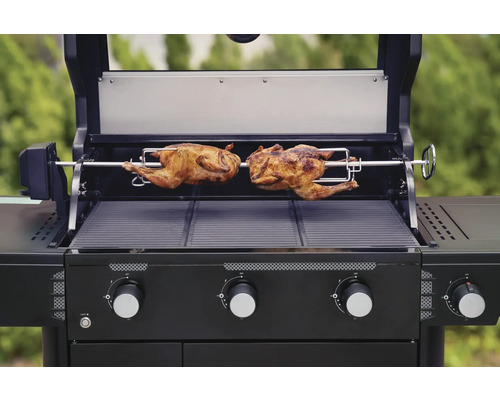 Grill mit zwei Hähnchen auf einem Drehspieß