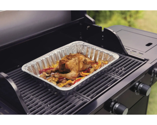 Poulet grillé avec des légumes dans un plat en aluminium sur un gril