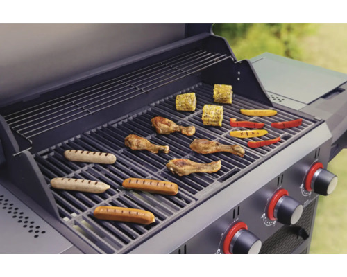 Grill mit Würstchen, Mais, Paprika und Hähnchenschenkel