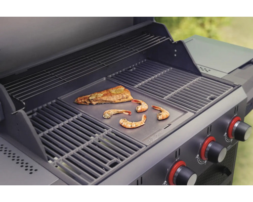 Grill mit Fisch und Garnelen auf Grillplatte