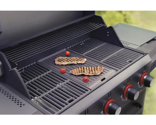Gasgrill mit Grillgut und Tomaten auf dem Grillrost