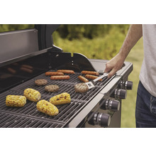 Gasgrill mit Würstchen, Maiskolben und Burger-Patties auf dem Grillrost