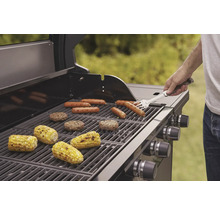 Grill mit Würstchen, Hamburgern und Maiskolben auf dem Grillrost