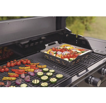 Gemüse auf einem Grill mit Grillpfanne und Rost
