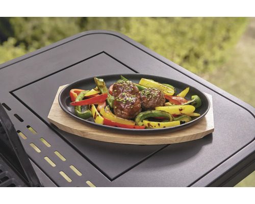 Fleischbällchen mit Paprika und Zucchini auf einer Servierplatte auf einem Grill