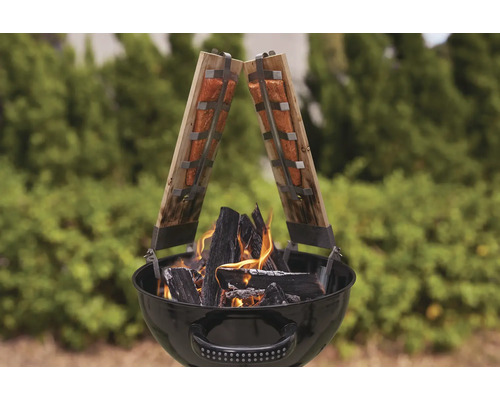 Lachs auf Holzbrett über Holzkohlegrill