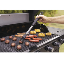 Grillszene mit Grillbürste, Würstchen, Maiskolben und Fleischbällchen auf einem Gasgrill.