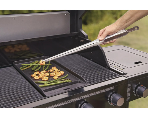 Grill mit Grillplatte, Garnelen, Spargel und Grillzange
