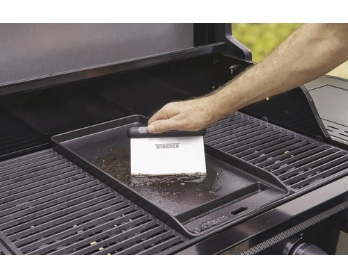 Reinigung einer Grillplatte mit einem Schaber der Marke Tenneker