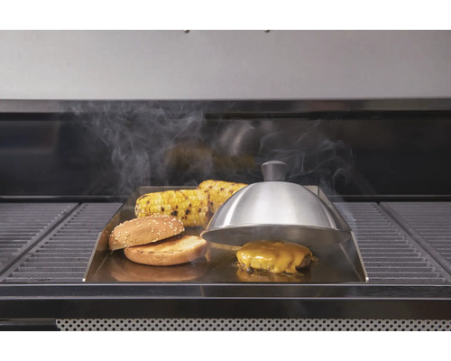 Scène de barbecue avec hamburger, épis de maïs et cloche à griller sur une plaque de barbecue