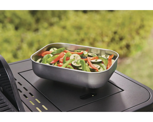 Légumes dans un plat à griller sur un barbecue