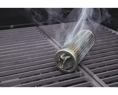 Générateur de fumée en acier inoxydable sur une grille de barbecue avec de la fumée