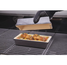 Grill mit Bräter und Hähnchenschenkeln
