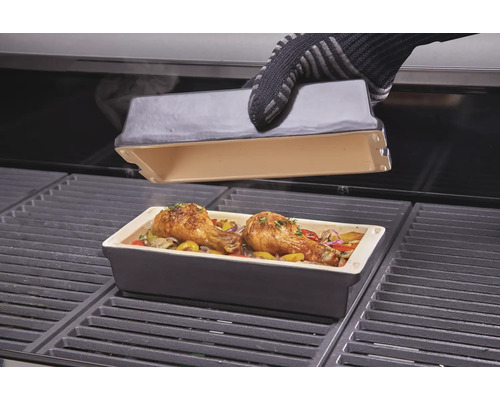 Grill mit Bräter und Hähnchenschenkeln