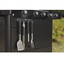 Detailansicht eines schwarzen Gasgrills mit Grillbesteck