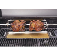 Zwei Brathähnchen auf einem Grillspieß mit Auffangschale.