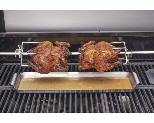 Deux poulets rôtis sur une broche avec un bac de récupération.