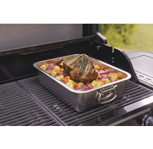 Fleischbraten mit Gemüse in einer Edelstahlform auf einem Grill