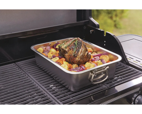 Fleischbraten mit Gemüse in einer Edelstahlform auf einem Grill