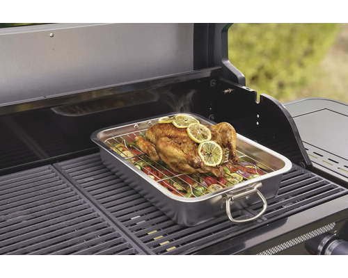 Poulet grillé avec des légumes dans un récipient en acier inoxydable sur un barbecue.