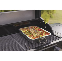 Grill mit Braten in Metallform und Gemüse